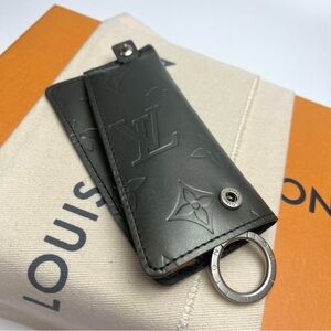 🌟 EUC Authentic Louis Vuitton Matte Charcoal Gray Key Case ⭐️